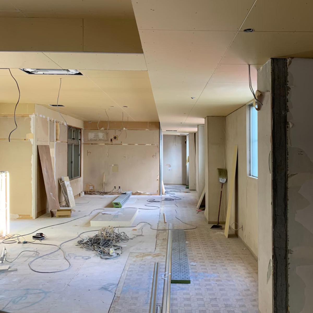 大規模オフィス改修工事施工事例｜前編：解体・スケルトン化編