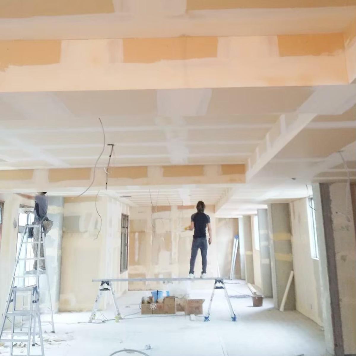 大規模オフィス改修工事施工事例｜中編：下地づくり編（床組み・軽天工事・ボード貼り）