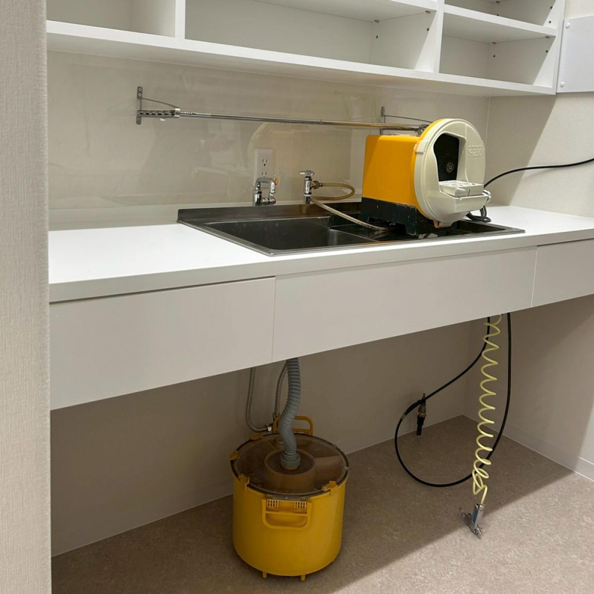 歯科医院 技工室のモデルトリーマー・シンク設置工事｜給排水設備まで対応した施工事例