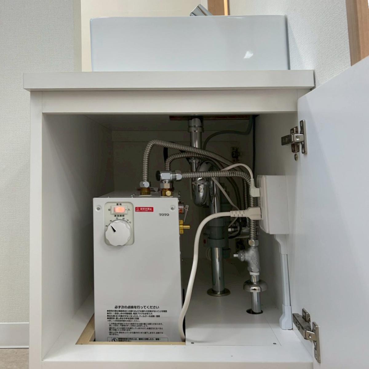 歯科医院 技工室の手洗い設備工事｜造作洗面台と電気温水設備を備えた施工事例