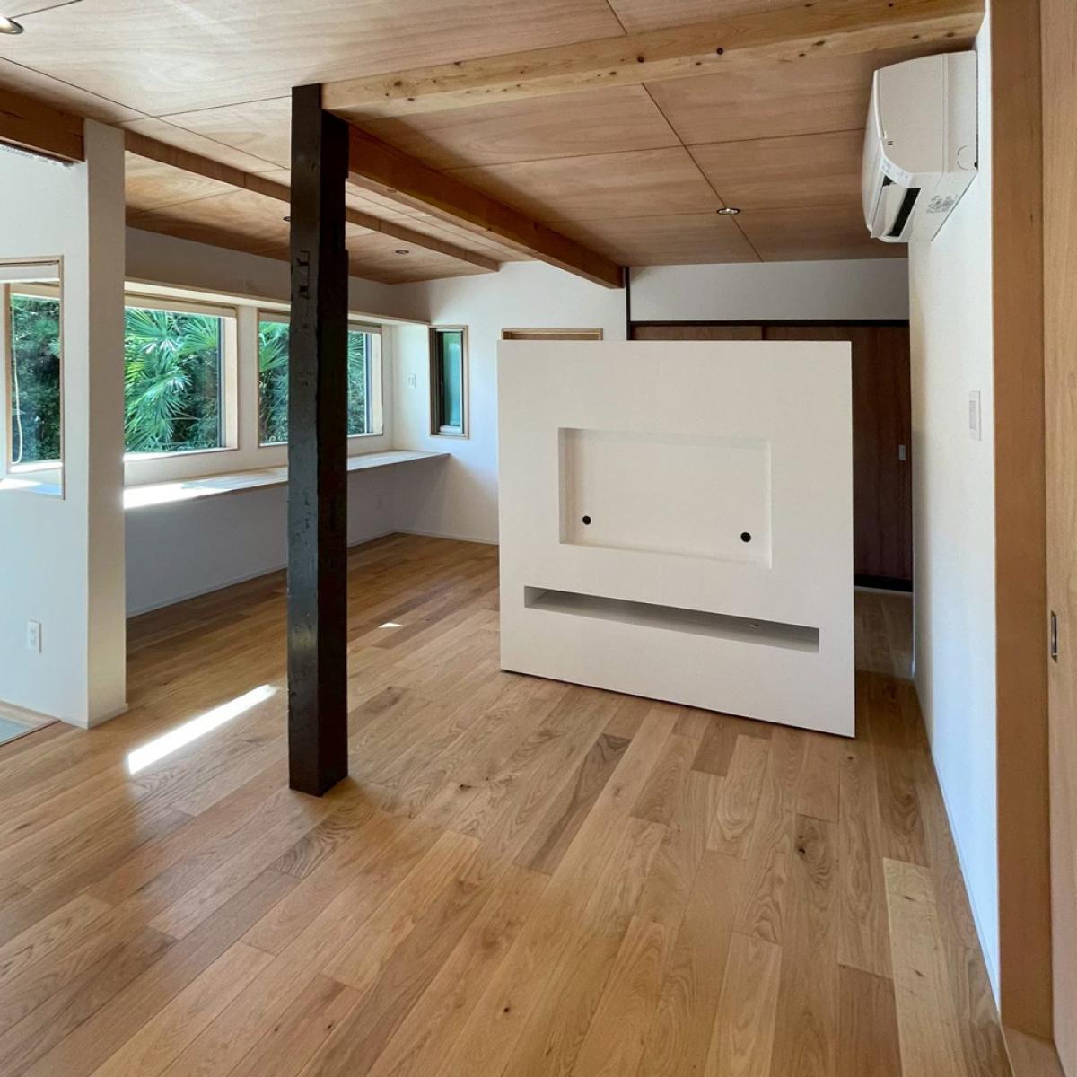 空間に合わせてつくるオリジナルTV台|寸法調整と塗装工程の施工事例