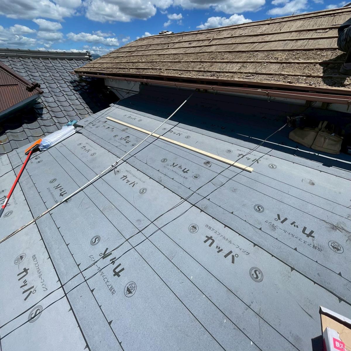 瓦屋根の葺き替え工事の施工事例|瓦撤去から屋根下地補強・防水施工までを解説