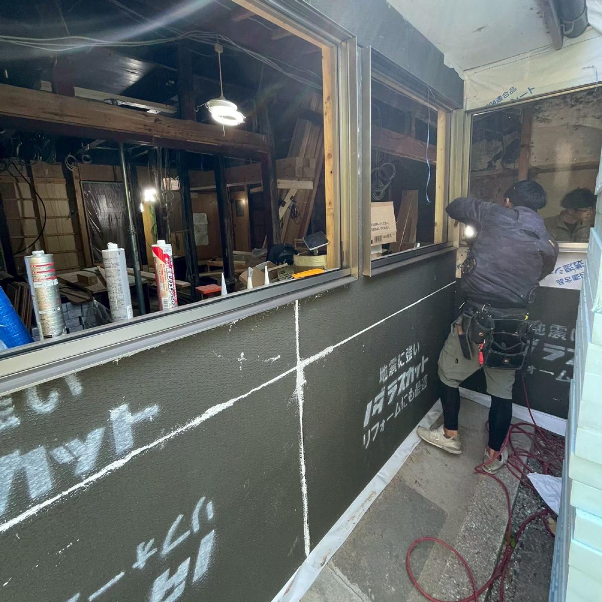 元玄関を部屋へ再設計｜外壁補修と造作カウンターで生まれ変わった施工事例